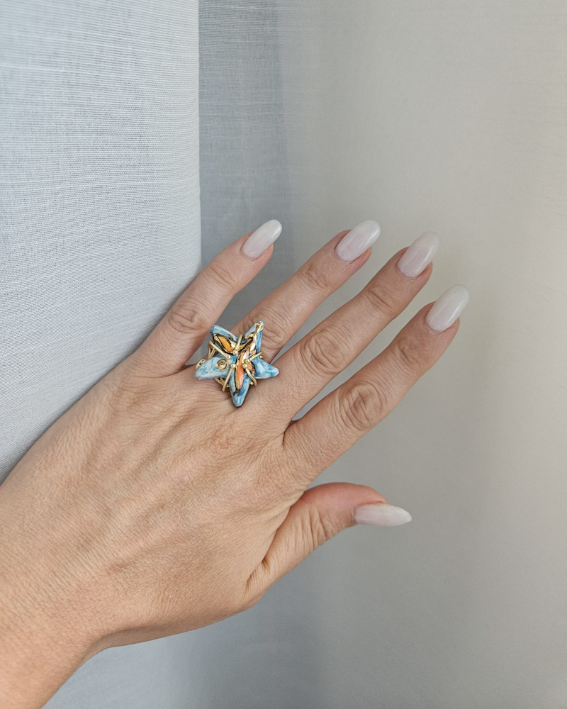 anello con stella marina azzurra in ceramica di caltagirone dipinta a mano