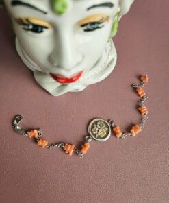 bracciale a catena con corallo rosa e cammeo centrale con fiori dipinti a mano