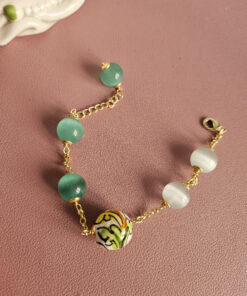 bracciale a catena con occhio di gatto verde acqua e bianco e sfera in ceramica di caltagirone