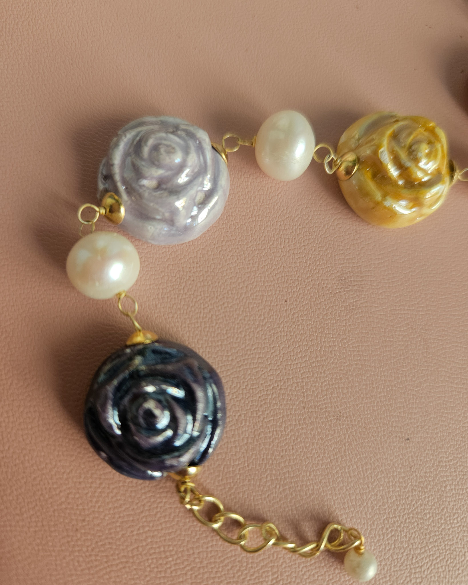 Bracciale artigianale con Rose in Ceramica e Perle di Fiume - immagine 2