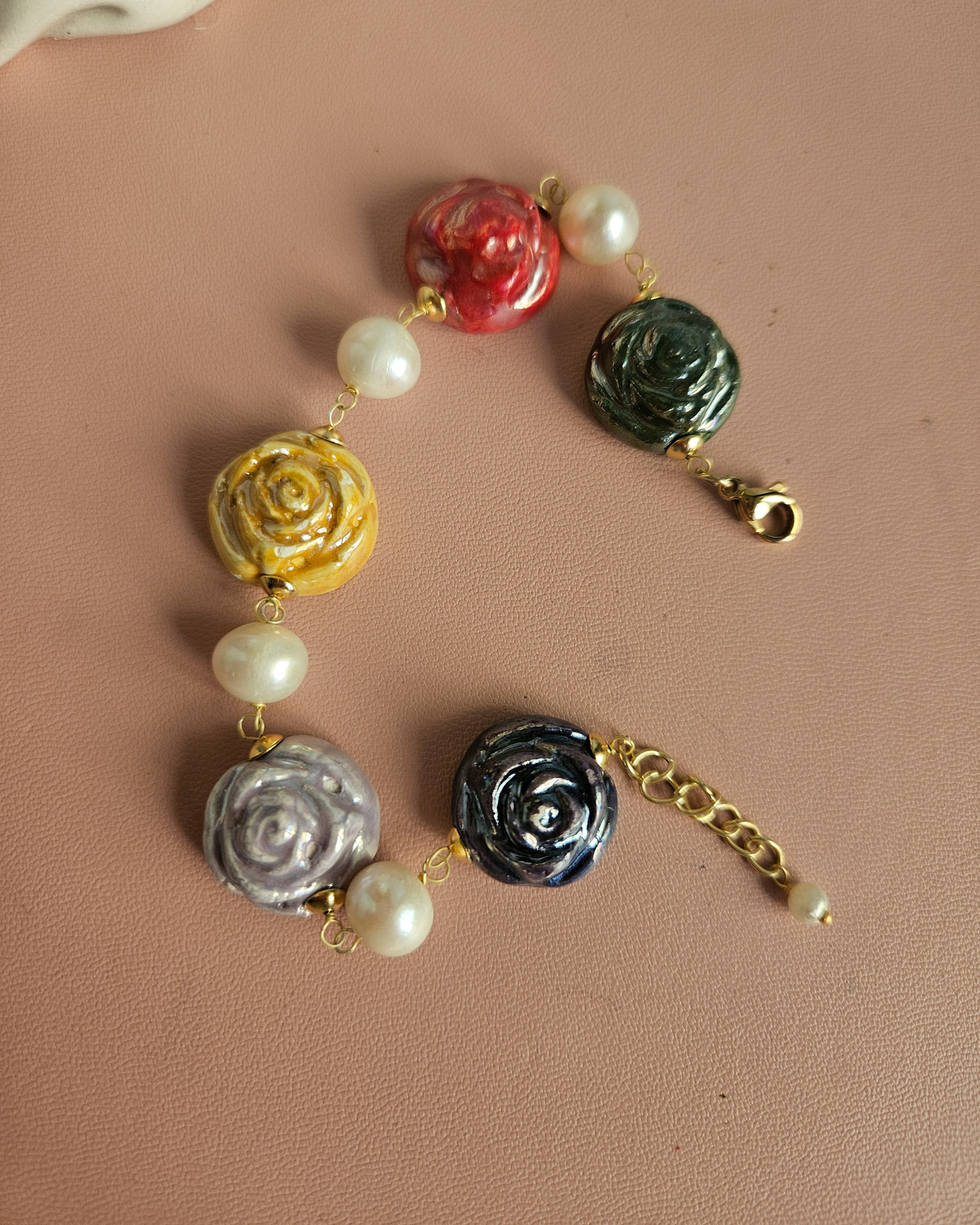 bracciale artigianale con fiori rose colorate in ceramica di caltagirone