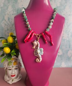 collana decollete con agata striata verde corallo rosso e cavalluccio in ceramica di caltagirone