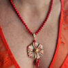 collana girocollo con pietre rosse e fiore in ceramica di caltagirone