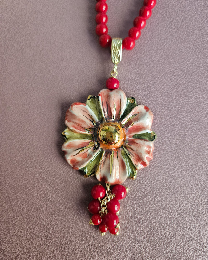 Collana con Pietre rosse e Fiore in Ceramica di Caltagirone - immagine 2