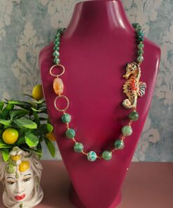 collana lunga siciliana con agata fuoco verde e cavalluccio in ceramica di caltagirone
