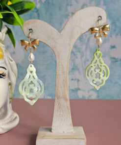 orecchini pendenti con perle di fiume e madreperla verde