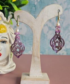 orecchini pendenti con perle di fiume e madreperla viola