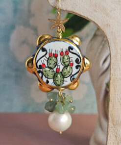 Alternative view of Orecchini Siciliani con Tamburelli in Ceramica di Caltagirone, Amazzonite e Perle Barocche