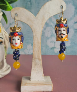 orecchini siciliani con teste di moro in ceramica di caltagirone lapis blu e agata gialla