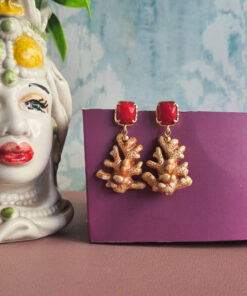 Orecchini pendenti con rami di corallo in ceramica di caltagirone e pietre rosse