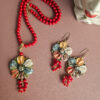 Parure collana e orecchini con fiori in ceramica di caltagirone dipinta a mano e pietre rosse
