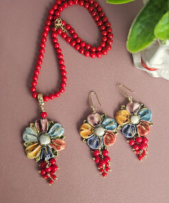 Parure collana e orecchini con fiori in ceramica di caltagirone dipinta a mano e pietre rosse