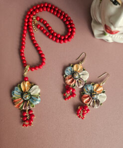 Parure collana e orecchini con fiori in ceramica di caltagirone dipinta a mano e pietre rosse