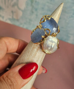 Alternative view of Anello artigianale con Occhio di Gatto Blu e Perla Barocca Piatta