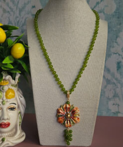 collana decollete con giada verde e fiore in ceramica di caltagirone