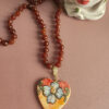 collana girocollo con corniola naturale e cuore in ceramica di caltagirone