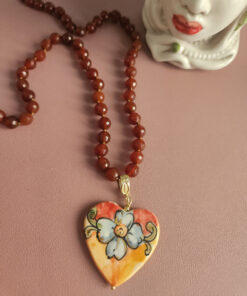 collana girocollo con corniola naturale e cuore in ceramica di caltagirone