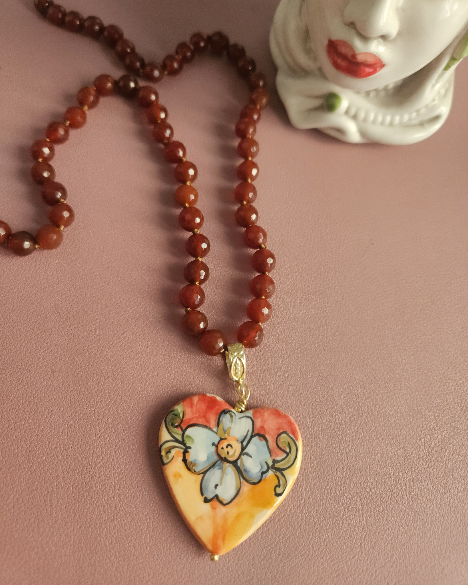 collana girocollo con corniola naturale e cuore in ceramica di caltagirone
