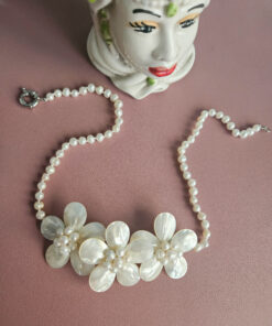 Alternative view of Collana Girocollo con Perle di Fiume e Fiori in Madreperla