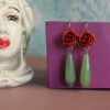 orecchini a goccia con rose rose e gocce verdi