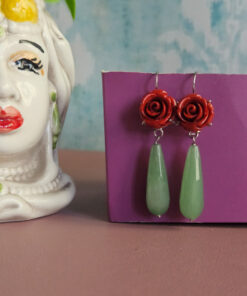 orecchini a goccia con rose rose e gocce verdi