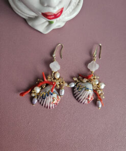 orecchini pendenti con conchiglie in ceramica di caltagirone perle naturali e corallo rosso