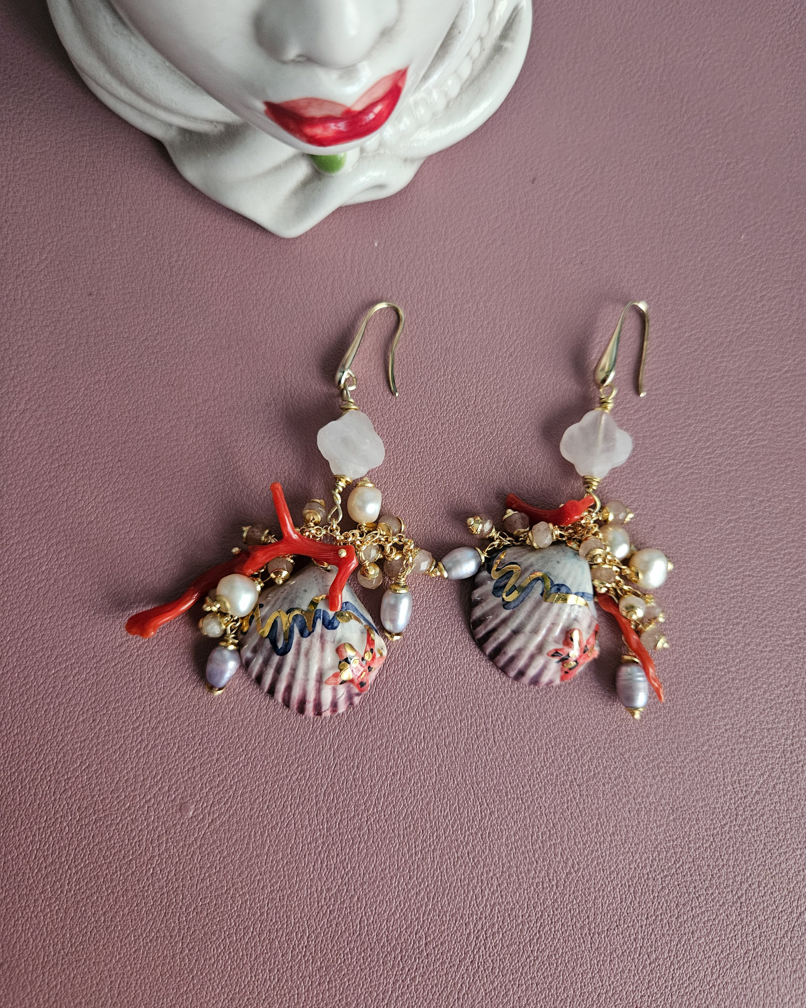 orecchini pendenti con conchiglie in ceramica di caltagirone perle naturali e corallo rosso