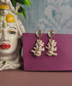 orecchini pendenti con rami di corallo rosa e cristalli trasparenti