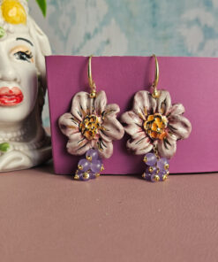 orecchini siciliani con fiori in ceramica di caltagirone e pietre viola