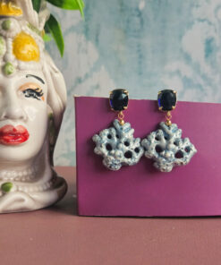 orecchini siciliani con rami di corallo in ceramica di caltagirone e cristalli blu