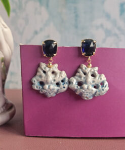 orecchini siciliani con rami di corallo in ceramica di caltagirone e cristalli blu