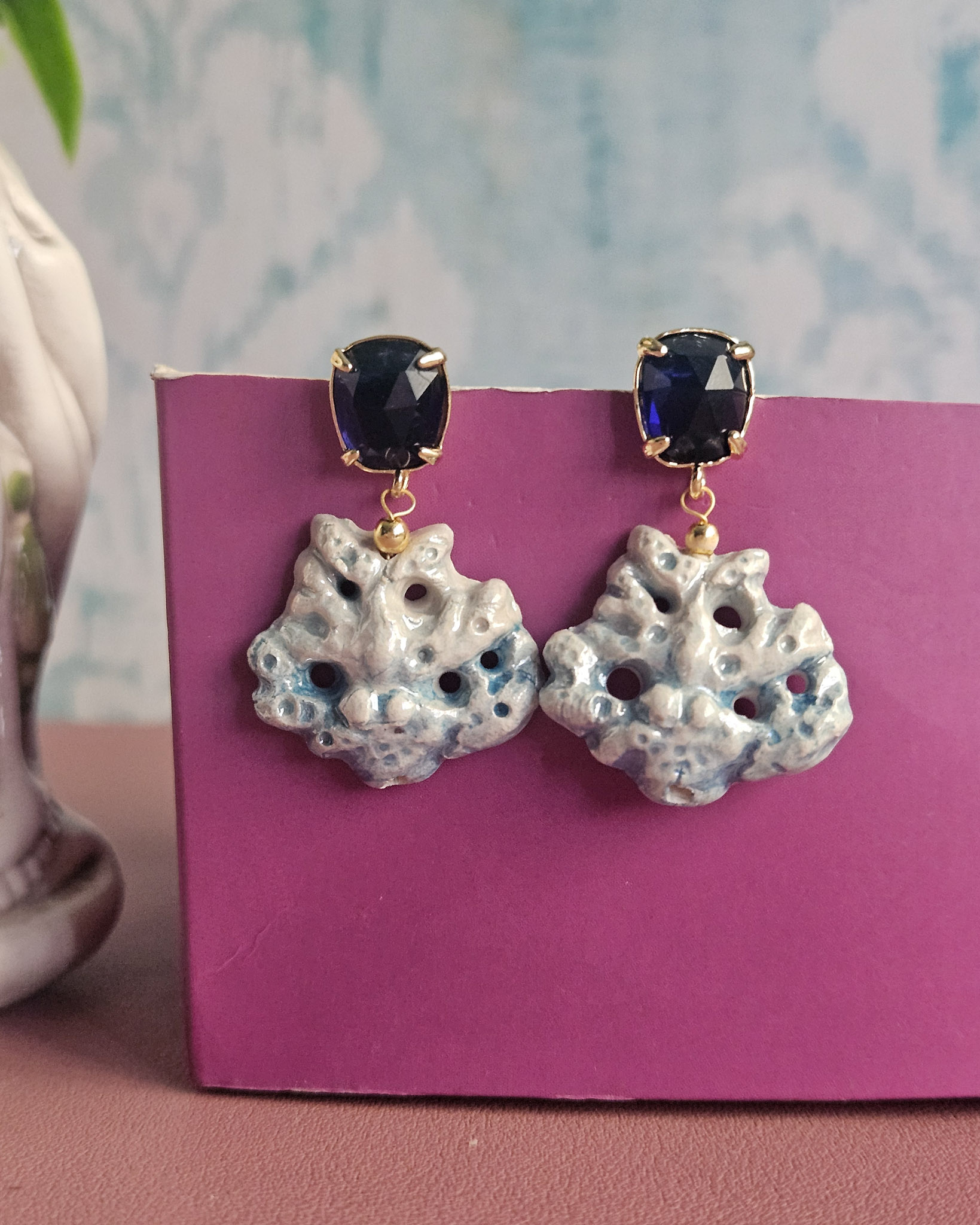 orecchini siciliani con rami di corallo in ceramica di caltagirone e cristalli blu