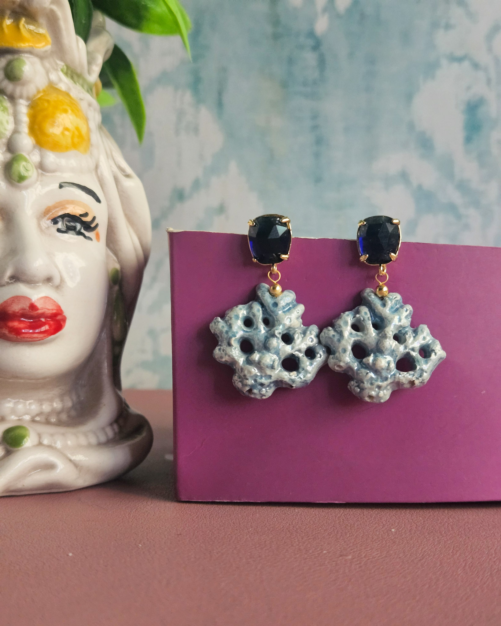 orecchini siciliani con rami di corallo in ceramica di caltagirone e cristalli blu