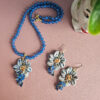 parure collana e orecchini con giada blu e fiori in ceramica di caltagirone dipinta a mano