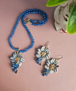 parure collana e orecchini con giada blu e fiori in ceramica di caltagirone dipinta a mano