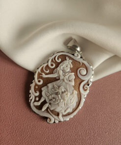 Ciondolo Cammeo scolpito dalla conchiglia sardonica