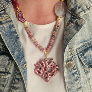 Collana Siciliana in Giada Fucsia, Rodonite e Ramo di Corallo in Ceramica di Caltagirone