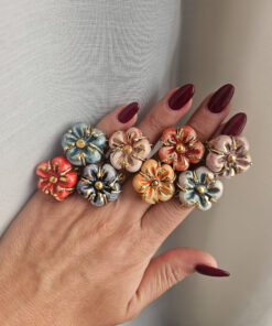 anello con fiore in ceramica di caltagirone dipinta a mano