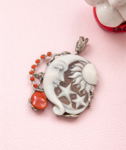 ciondolo cammeo sole luna scolpito dalla conchiglia sardonica con corfallo rosso