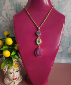 collana a catena con agata druzy fucsia blu e verde acqua