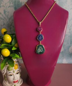 collana a catena con agata druzy fucsia blu e verde acqua