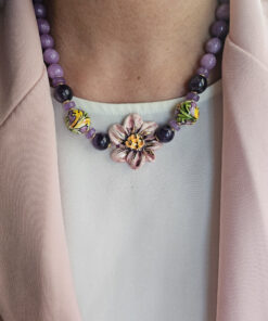 collana girocollo con giada kunzite e fiore in ceramica di caltagirone