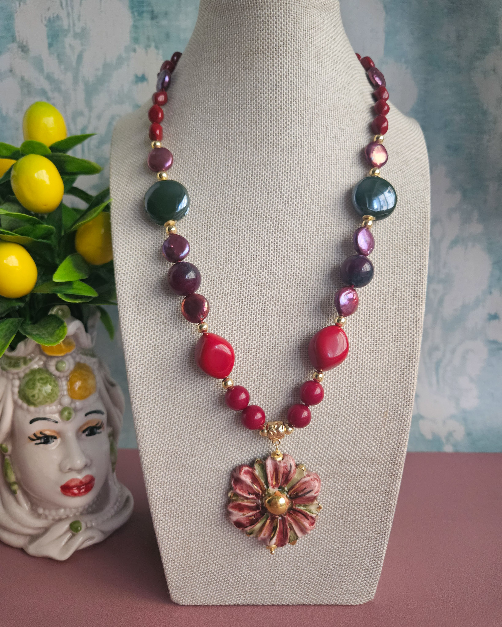 Collana Girocollo con Pasta di Corallo, Perle e Fiore in Ceramica di Caltagirone - immagine 5