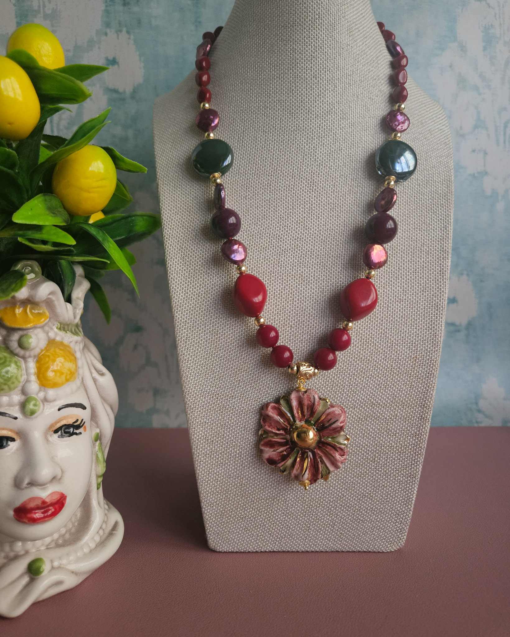 collana girocollo con pasta di corallo rosso e fiore in ceramica di caltagirone