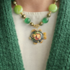 collana girocollo con pietre naturali verdi e pesciolino in ceramica di caltagirone