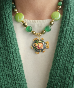 collana girocollo con pietre naturali verdi e pesciolino in ceramica di caltagirone