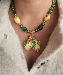 collana girocollo con pietre verdi e e limoni in ceramica di caltagirone