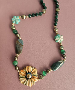 collana girocollo con pietre verdi e fiore in ceramica di caltagirone
