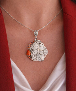 Ciondolo Cammeo Scolpito Dalla Conchiglia Sardonica con Corallo Rosso