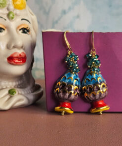 orecchini siciliani con pigne in ceramica di caltagirone e cristalli verdi 4